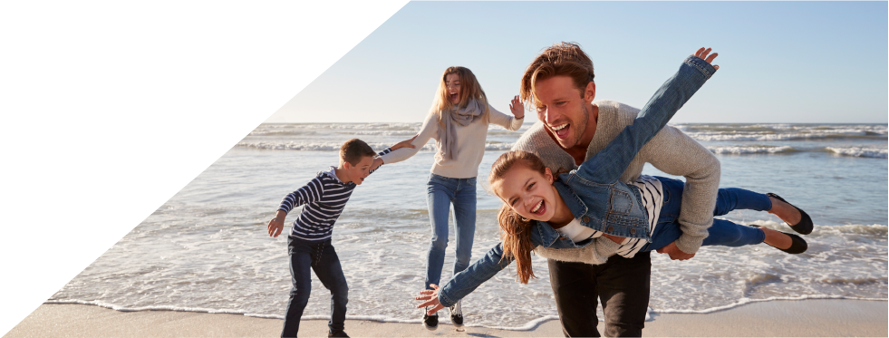Família de pais e filhos a brincar na praia
