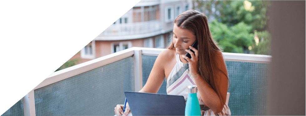 rapariga a trabalhar em frente a computador