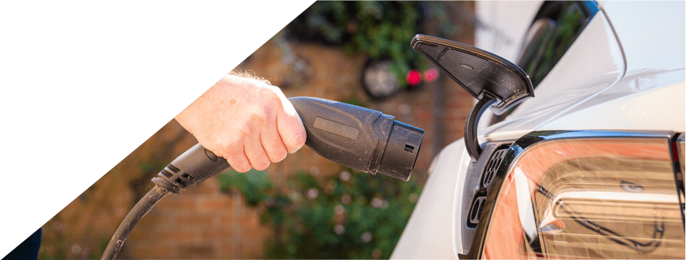 mão a colocar carregador elétrico
