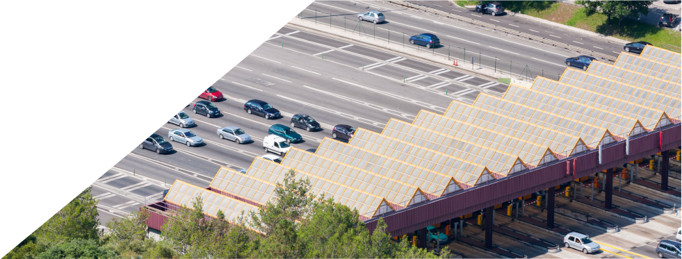 Carros a passar nas portagens