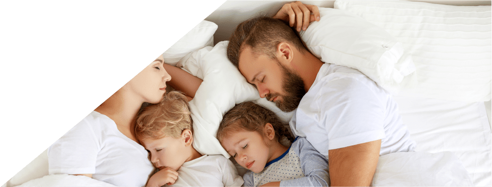 familia a dormir na cama