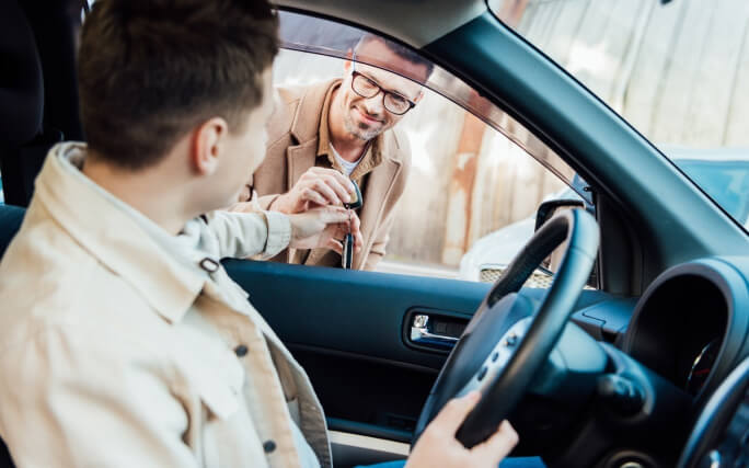 Homem informa-se sobre como mudar o registo de propriedade de um carro.
