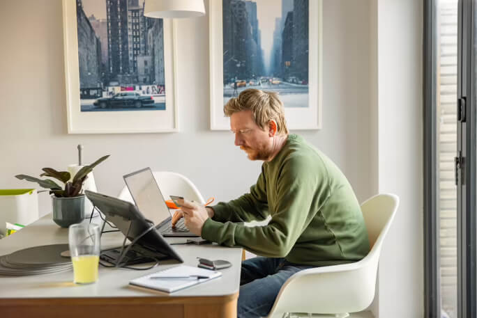 Homem valida faturas através do e-fatura das finanças.