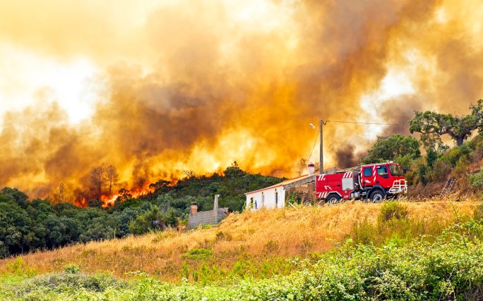 Grandes incêndios rurais em Portugal, combatidos pelos bombeiros.