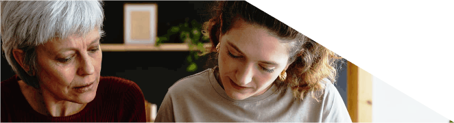 Mulheres a analisar faturas e recibos numa mesa de casa.