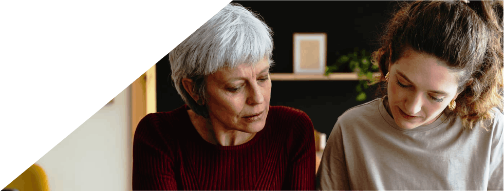 Mulheres a analisar faturas e recibos numa mesa de casa.