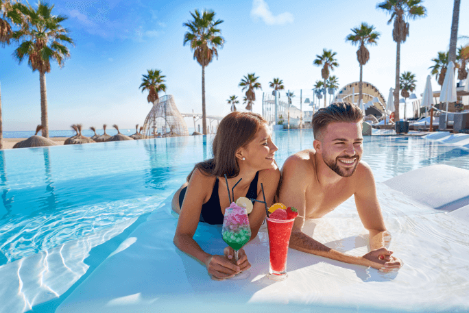 Jovem casal na piscina a gozar a sua lua de mel