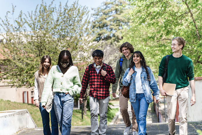 Grupo de jovens a estudar no estrangeiro