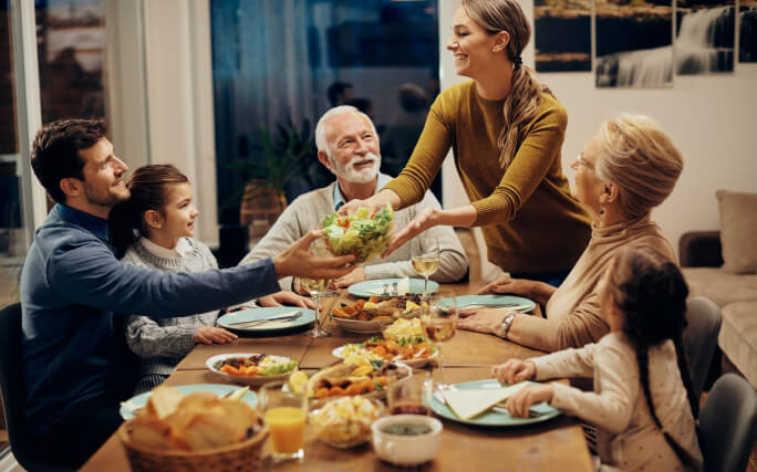 Refeição à mesa em ambiente feliz e em boas relações familiares  