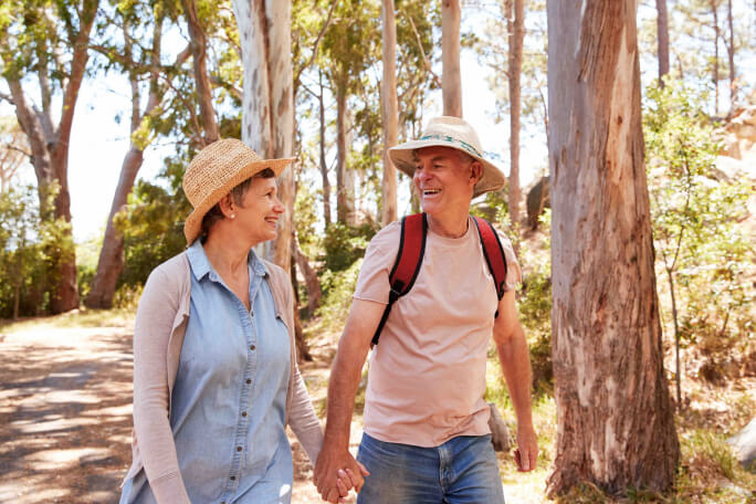 Casal de seniores a caminhar na floresta