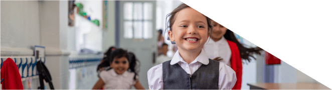 criança a sorrir na escola