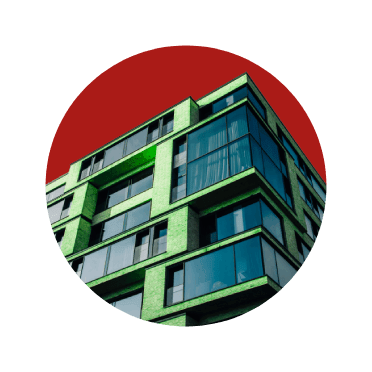 Prédio espelhado inserido num condomínio.