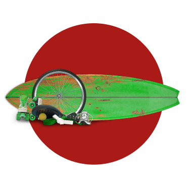 Prancha de surf, roda de bicicleta, patins, raqueta e bolas a propósito do seguro de atividades desportivas.