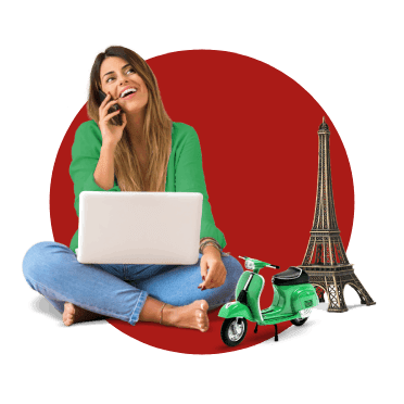 Rapariga ao telemóvel, sentada no chão, com uma caixa ao colo e duas imagens miniatura de uma moto verde e da torre Eiffel