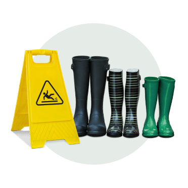 Sinal de perigo amarelo e três pares de galochas alinhadas