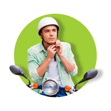 Rapaz sentado numa moto, a colocar o capacete