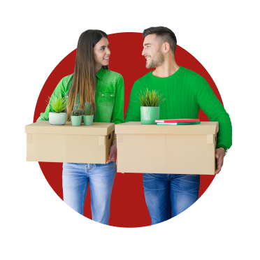 Casal a carregar duas caixas de madeira com vasos de flores em cima devido a mudança de casa