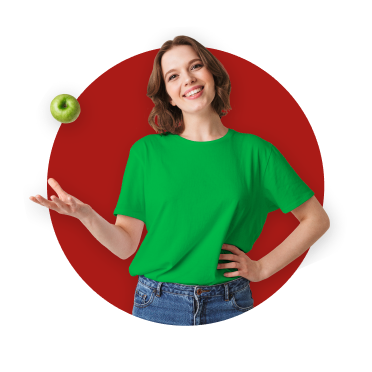 Rapariga sorridente a atirar uma maçã verde ao ar com o braço direito