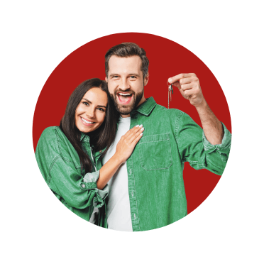 Casal e dois filhos sentados no sofá de casa