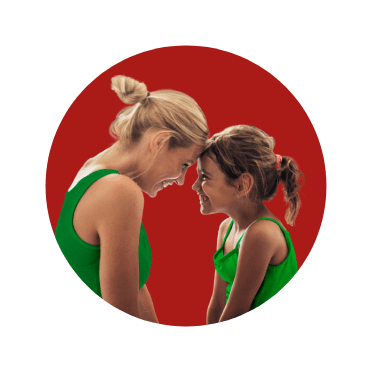 Mãe e filha sorridentes com a cabeça encostada uma à outra.