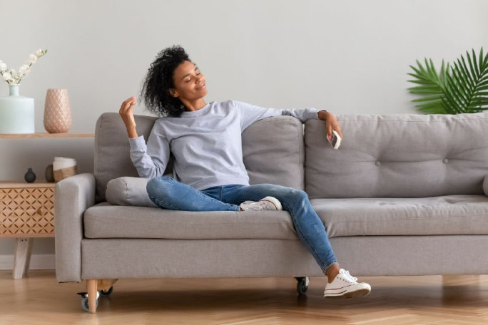 mulher sentada no sofá