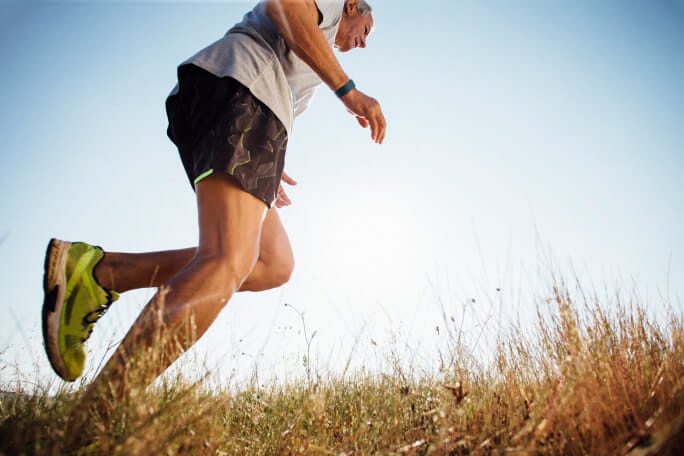 Homem com mais de 55 anos a fazer exercício no exterior