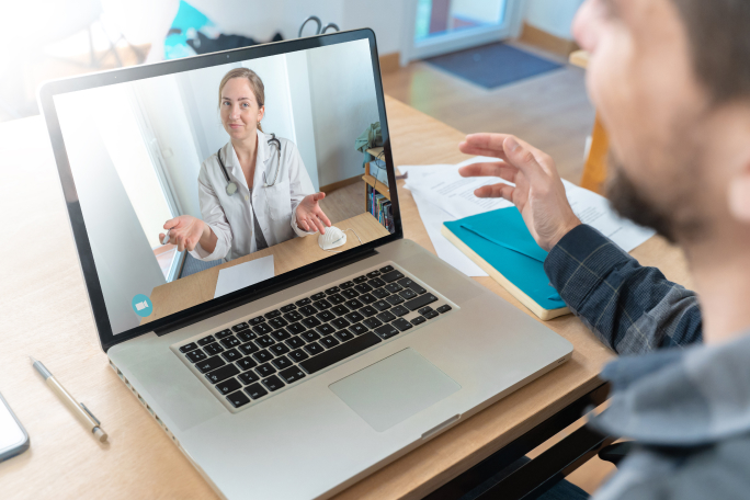 Homem a fazer teleconsulta