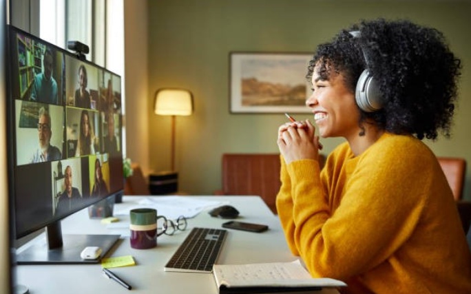 Jovem mulher com estatuto de trabalhador estudante, em trabalho remoto a partir de casa.