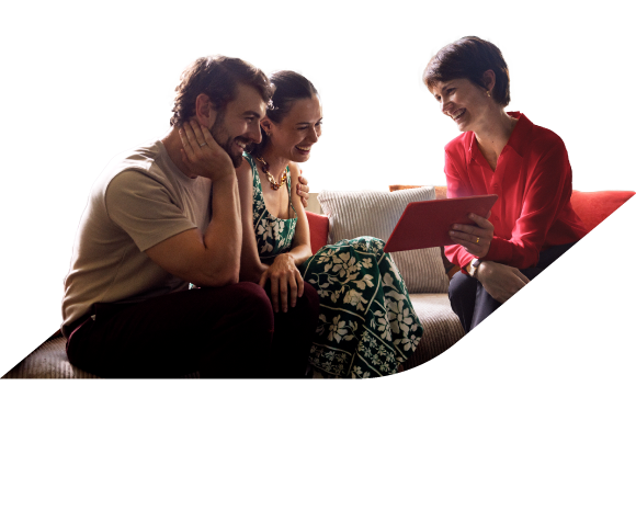 2 mulheres e um homem a sorrir, a olhar para um tablet, campanha Aqui Agora Generali Tranquilidade