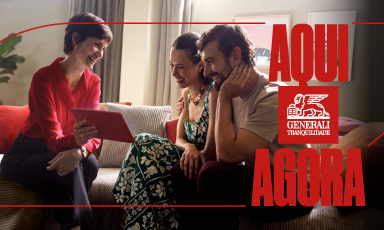2 mulheres e um homem a sorrir, a olhar para um tablet, campanha Aqui Agora Generali Tranquilidade