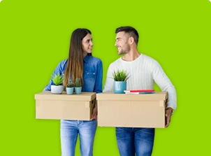 casal com caixas na mão