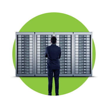 Homem de costas a olhar para servidores