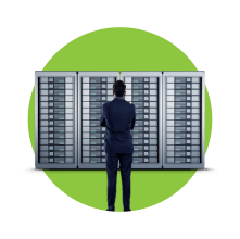 Homem de costas a olhar para servidores