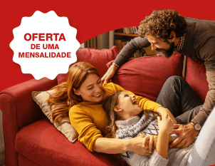 Família a rir no sofá de casa