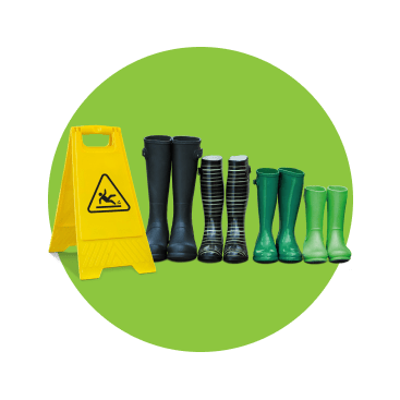 sinal de cuidado e três pares de botas de borracha