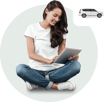 Mulher sentada a fazer seguro Auto