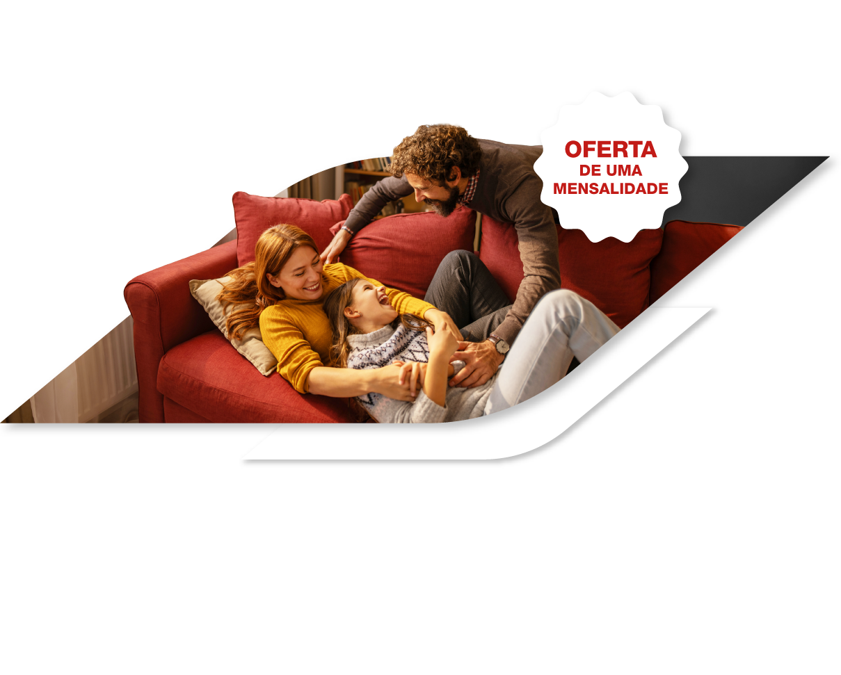 Família composta por mulher, homem e criança a rir.