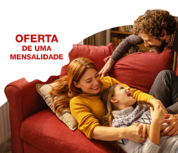 Família composta por mulher, homem e criança a rir.