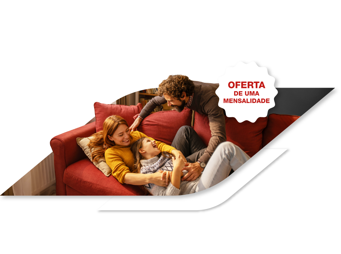Família composta por mulher, homem e criança a rir.