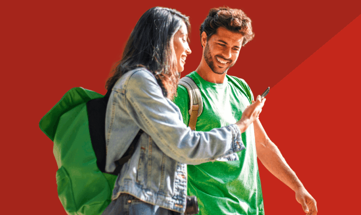 dois jovens beneficios-sociais-nas-empresas-o-que-os-colaboradores-mais-valorizam-1