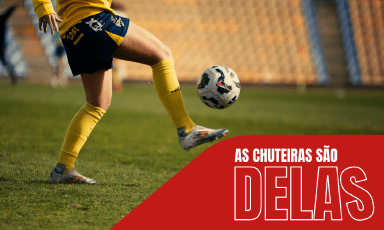 mulher a chutar uma bola