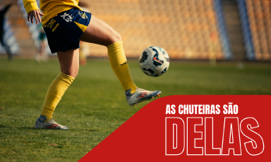 Mulher a chutar uma bola de futebol