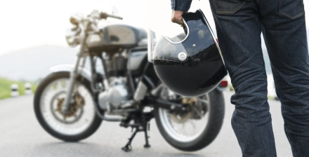 Ladrão de costas, ponderando o roubo de moto.
